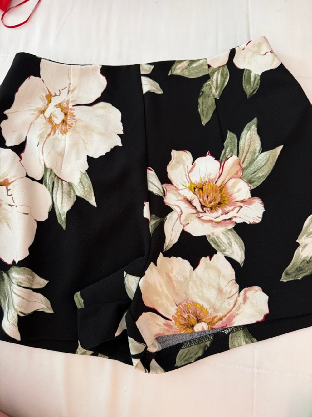 Leith brand Like New Black Floral Women’s Shorts with Pink Cream Blooms